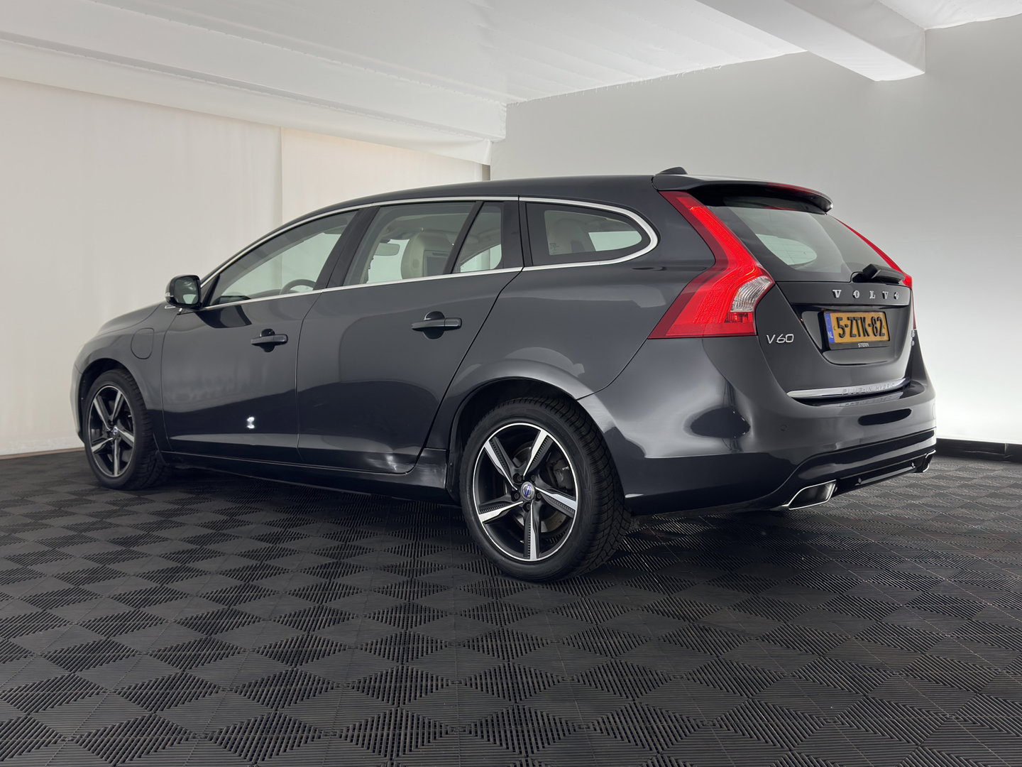 Volvo V60 2.4 D6 AWD Plug-In Hybrid Summum Aut. *LEATHER | XENON | MEMORY-PACK | HEATED-COMFORTSEATS | NAVI-FULLMAP | ECC | PDC | CRUISE | 17''ALU*