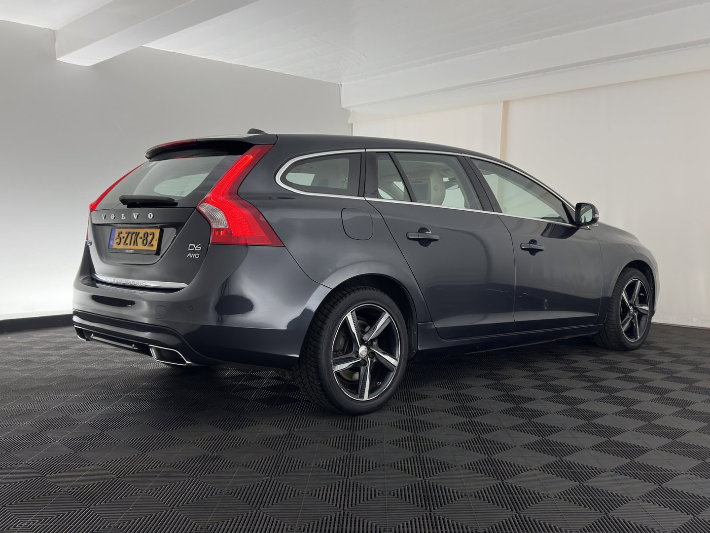 Volvo V60 2.4 D6 AWD Plug-In Hybrid Summum Aut. *LEATHER | XENON | MEMORY-PACK | HEATED-COMFORTSEATS | NAVI-FULLMAP | ECC | PDC | CRUISE | 17''ALU*