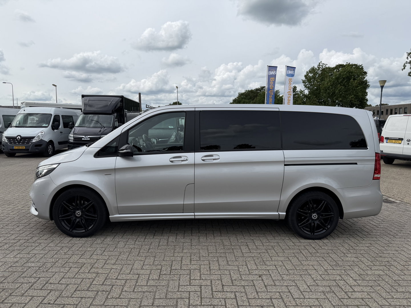 Mercedes-Benz V-Klasse 250d Lang L2H1 DC 5 persoons Edition / vaste prijs rijklaar € 36.950 ex btw / lease vanaf € 603 / leer / burmester / AMG / dubbele schuifdeur electrisch / trekhaak