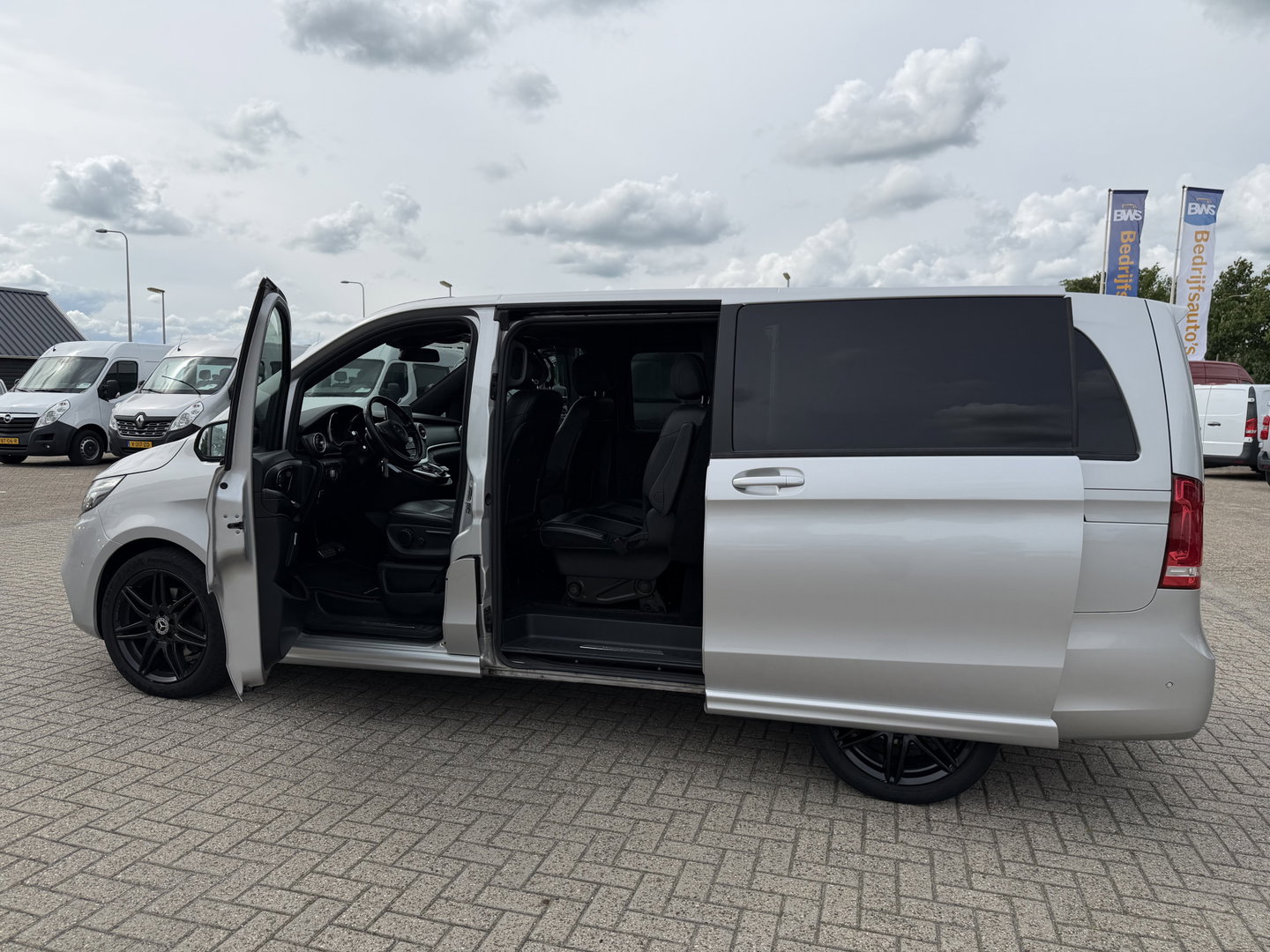 Mercedes-Benz V-Klasse 250d Lang L2H1 DC 5 persoons Edition / vaste prijs rijklaar € 36.950 ex btw / lease vanaf € 603 / leer / burmester / AMG / dubbele schuifdeur electrisch / trekhaak