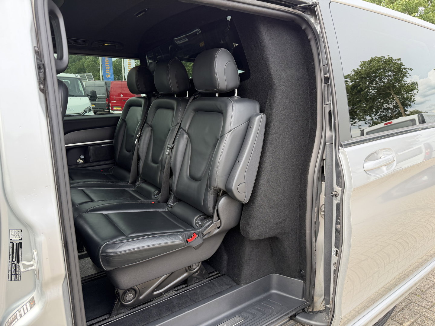 Mercedes-Benz V-Klasse 250d Lang L2H1 DC 5 persoons Edition / vaste prijs rijklaar € 36.950 ex btw / lease vanaf € 603 / leer / burmester / AMG / dubbele schuifdeur electrisch / trekhaak