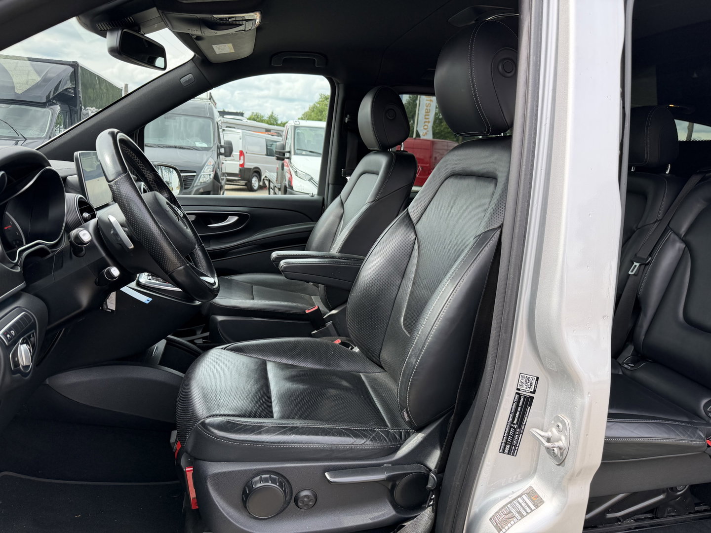 Mercedes-Benz V-Klasse 250d Lang L2H1 DC 5 persoons Edition / vaste prijs rijklaar € 36.950 ex btw / lease vanaf € 603 / leer / burmester / AMG / dubbele schuifdeur electrisch / trekhaak