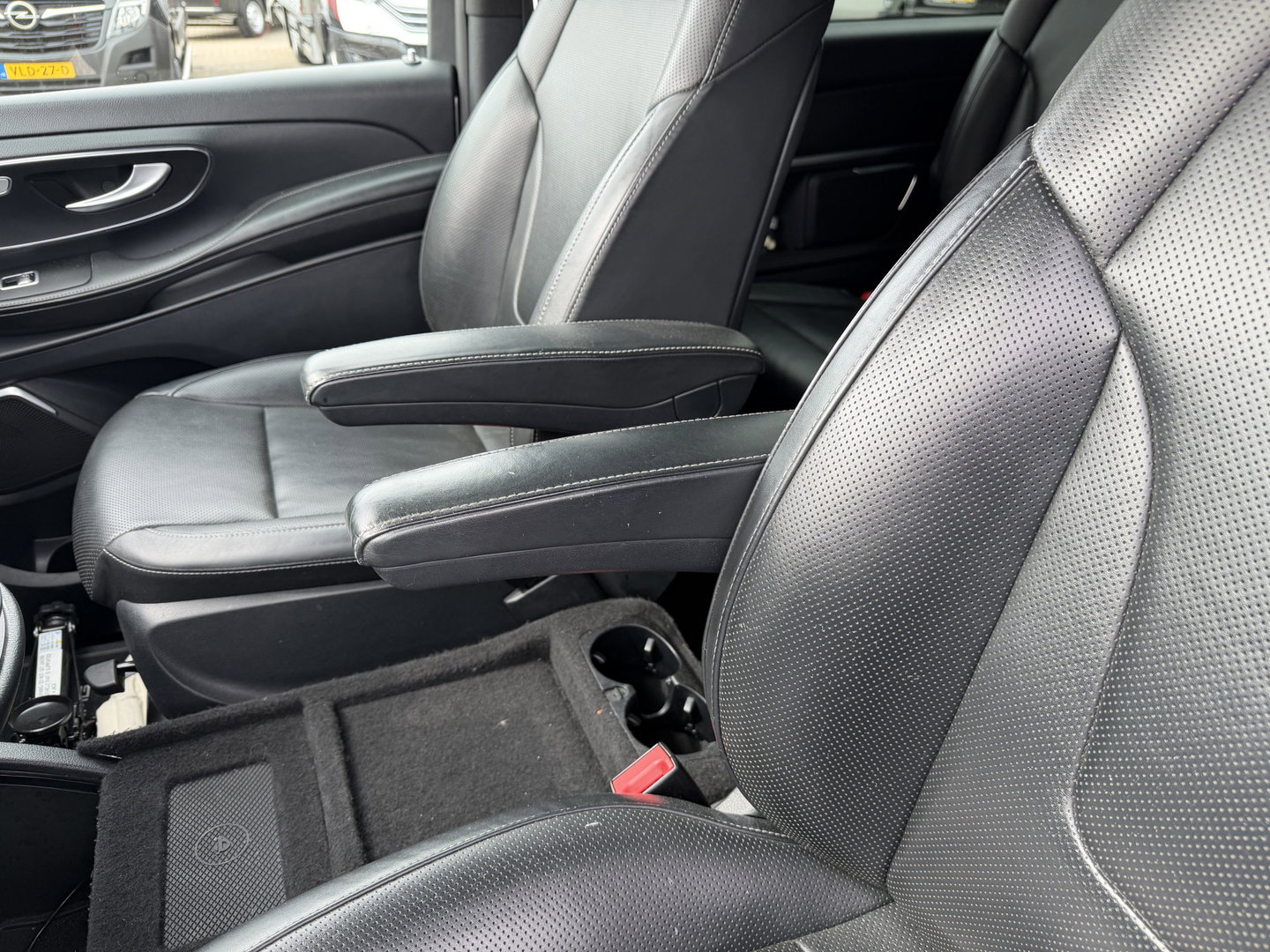 Mercedes-Benz V-Klasse 250d Lang L2H1 DC 5 persoons Edition / vaste prijs rijklaar € 36.950 ex btw / lease vanaf € 603 / leer / burmester / AMG / dubbele schuifdeur electrisch / trekhaak