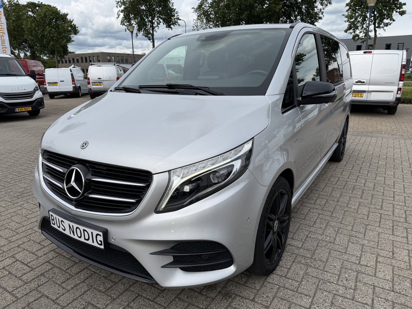 Mercedes-Benz V-Klasse 250d Lang L2H1 DC 5 persoons Edition / vaste prijs rijklaar € 36.950 ex btw / lease vanaf € 603 / leer / burmester / AMG / dubbele schuifdeur electrisch / trekhaak