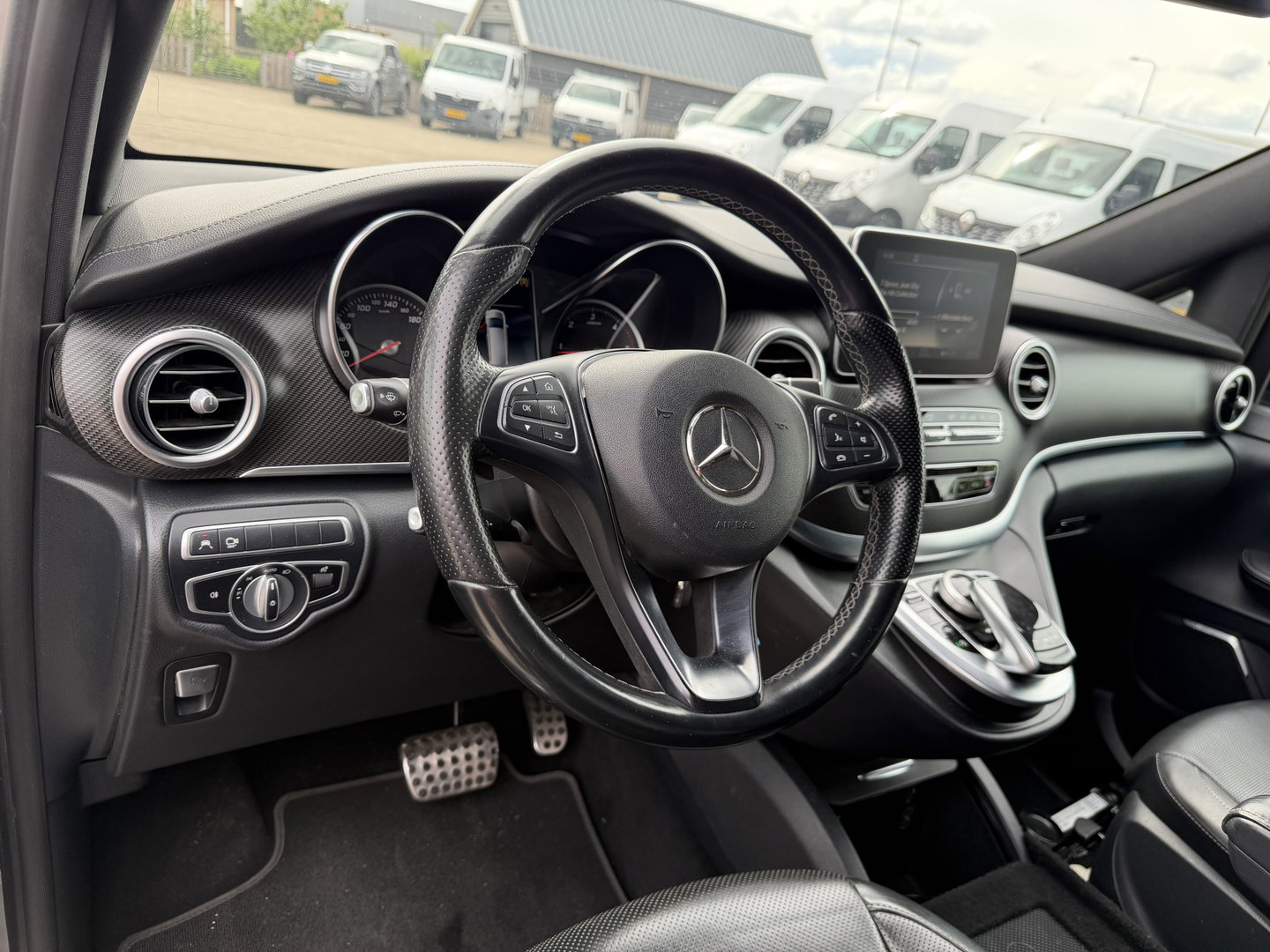 Mercedes-Benz V-Klasse 250d Lang L2H1 DC 5 persoons Edition / vaste prijs rijklaar € 36.950 ex btw / lease vanaf € 603 / leer / burmester / AMG / dubbele schuifdeur electrisch / trekhaak