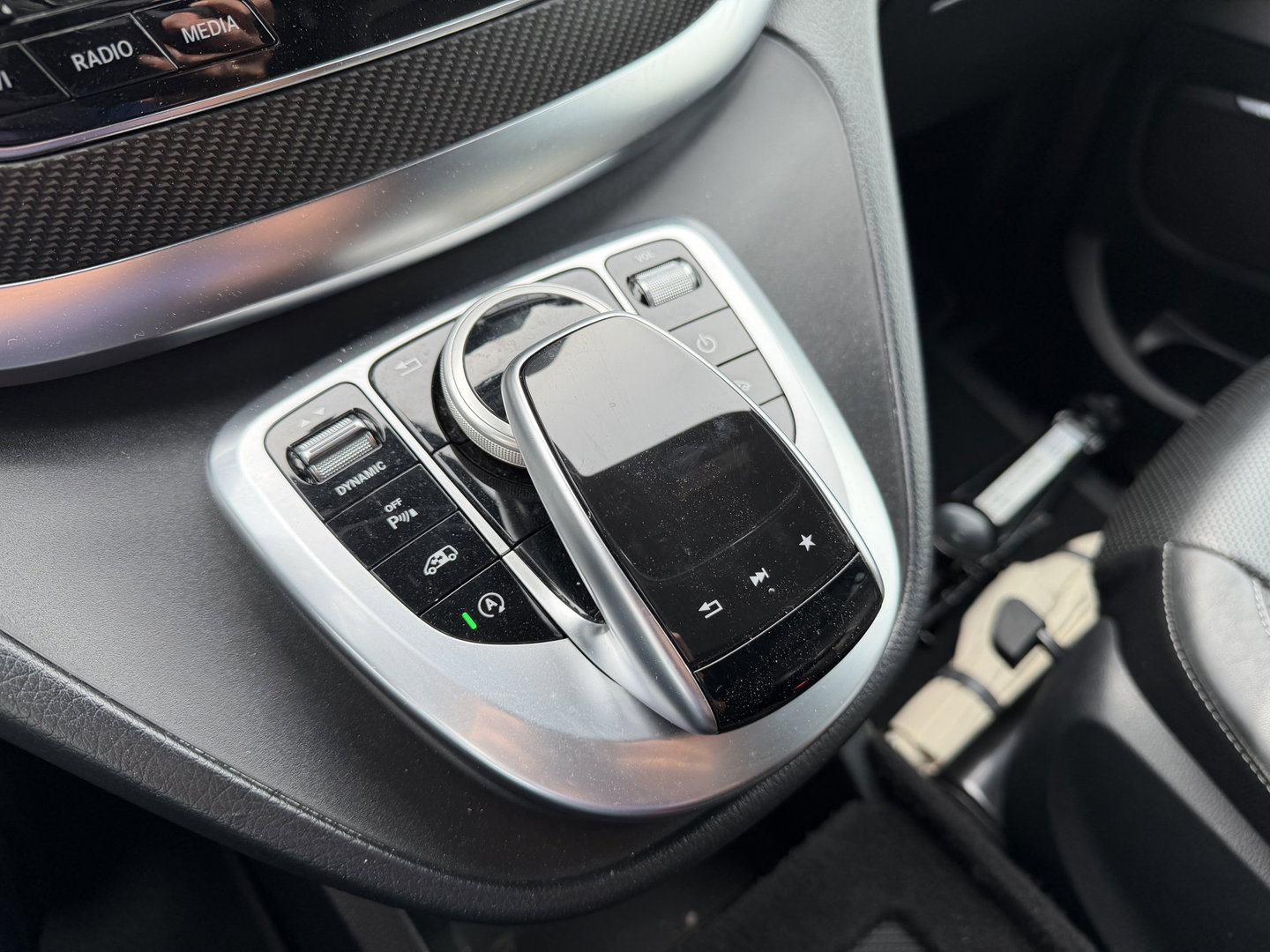 Mercedes-Benz V-Klasse 250d Lang L2H1 DC 5 persoons Edition / vaste prijs rijklaar € 36.950 ex btw / lease vanaf € 603 / leer / burmester / AMG / dubbele schuifdeur electrisch / trekhaak