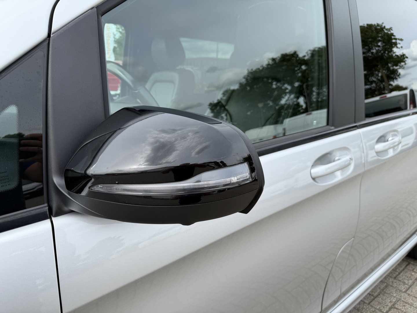 Mercedes-Benz V-Klasse 250d Lang L2H1 DC 5 persoons Edition / vaste prijs rijklaar € 36.950 ex btw / lease vanaf € 603 / leer / burmester / AMG / dubbele schuifdeur electrisch / trekhaak