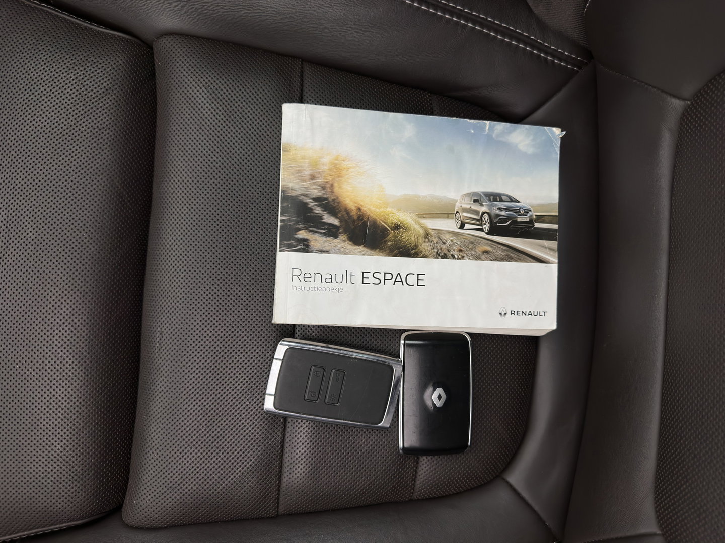Renault Espace 1.6 dCi Initiale Paris [ 7-Pers. ] Aut. *PANO | LEATHER |  ADAPTIVE-CRUISE | FULL-LED | BLINDSPOT | CAMERA | KEYLESS | HEATED-COMFORTSEATS | PRIVACY-GLASS | ECC | PDC | HEAD-UP | TOWBAR | 19''ALU*