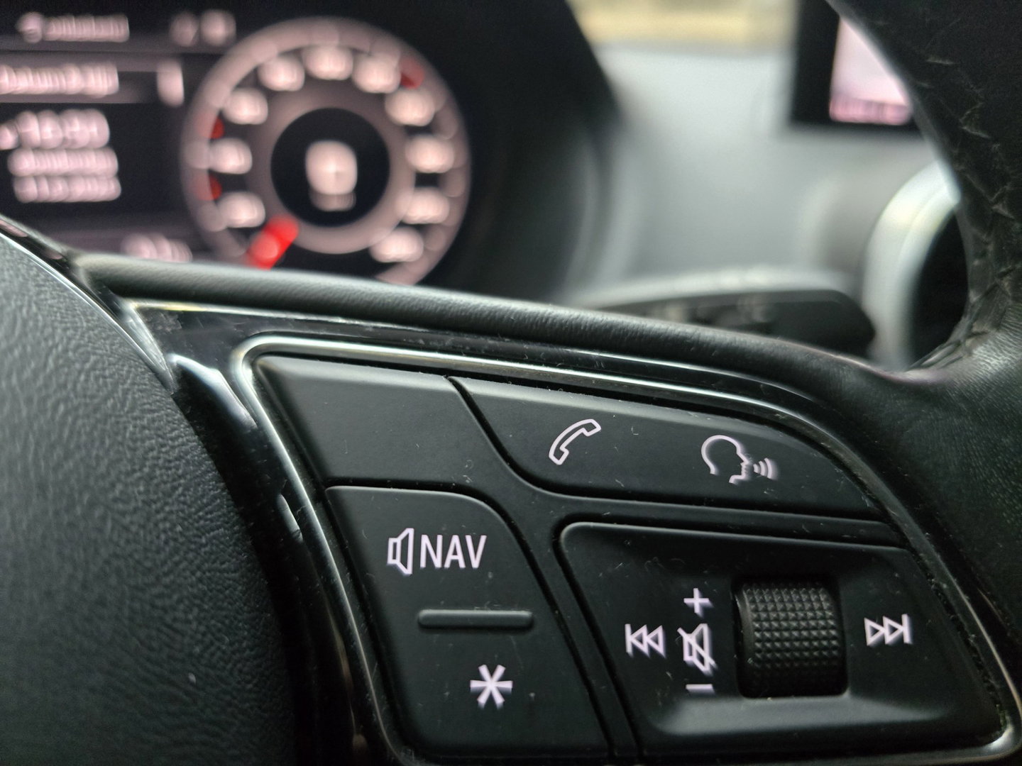 Audi Q2 30 TFSI Advanced edition Full LED MMI Navi Camera VCP 17"LM