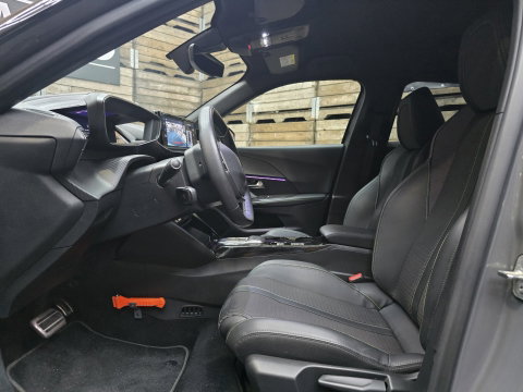 Peugeot e-2008 EV GT 54 kWh Navi LED Clima Cruise Camera LM