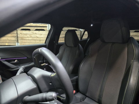Peugeot e-2008 EV GT 54 kWh Navi LED Clima Cruise Camera LM