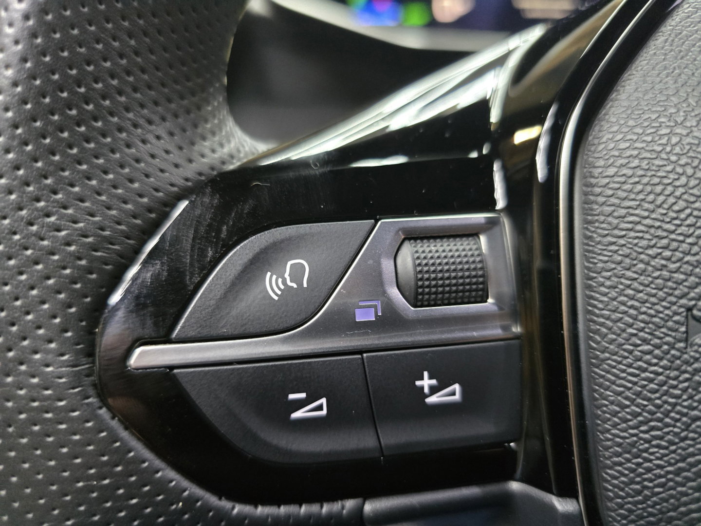 Peugeot e-2008 EV GT 54 kWh Navi LED Clima Cruise Camera LM
