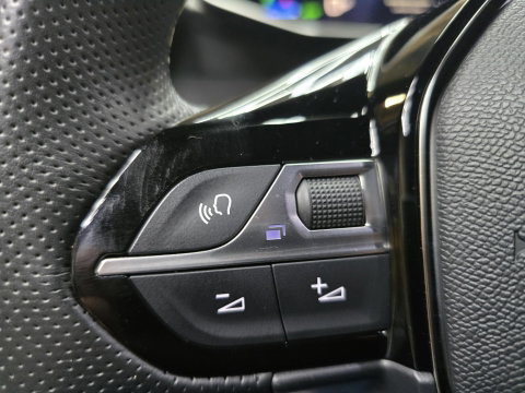 Peugeot e-2008 EV GT 54 kWh Navi LED Clima Cruise Camera LM