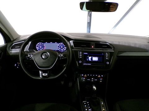 Volkswagen Tiguan 2.0 TSI DSG 220PK 4Motion Highline R-Line "Automaat" Full-LED Trekhaak Apple-Carplay Dynaudio Virtual Stoelverw.