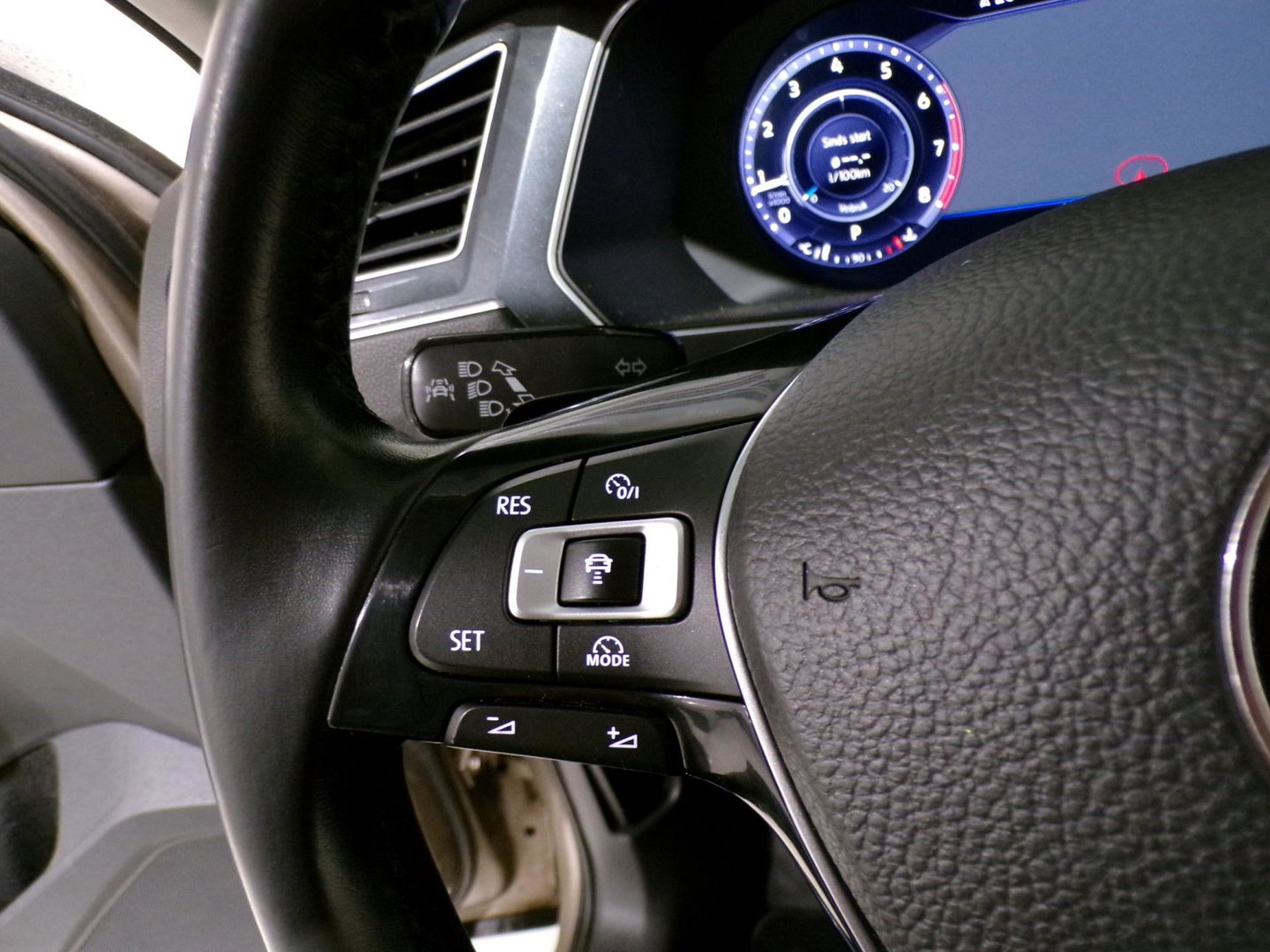 Volkswagen Tiguan 2.0 TSI DSG 220PK 4Motion Highline R-Line "Automaat" Full-LED Trekhaak Apple-Carplay Dynaudio Virtual Stoelverw.