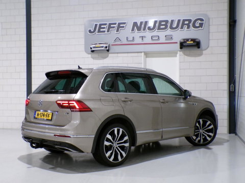 Volkswagen Tiguan 2.0 TSI DSG 220PK 4Motion Highline R-Line "Automaat" Full-LED Trekhaak Apple-Carplay Dynaudio Virtual Stoelverw.