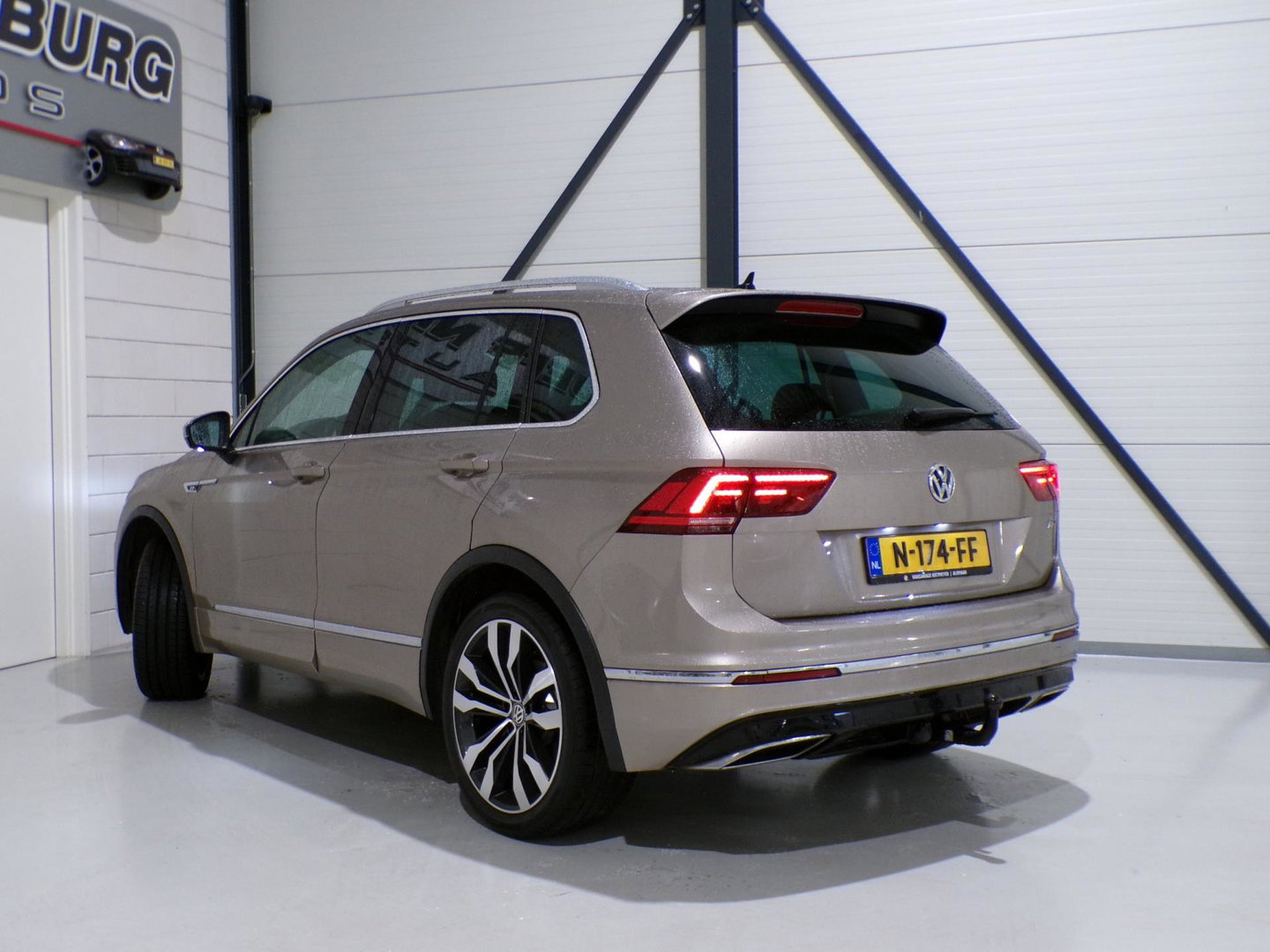 Volkswagen Tiguan 2.0 TSI DSG 220PK 4Motion Highline R-Line "Automaat" Full-LED Trekhaak Apple-Carplay Dynaudio Virtual Stoelverw.
