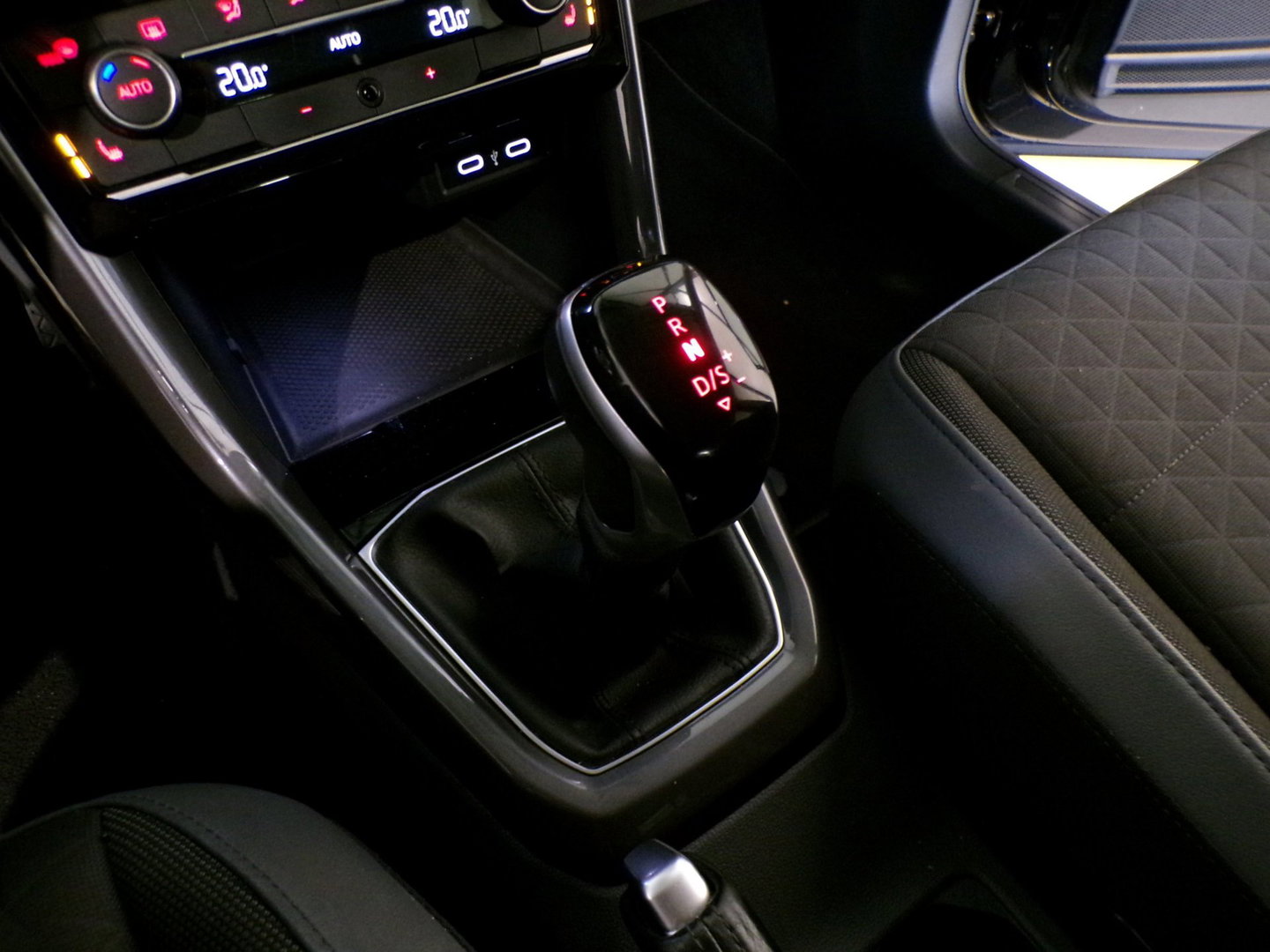 Volkswagen T-Cross 1.0 TSI Style "Automaat" Full-LED Apple-carplay Stoelverwarming Virtual Parkeersensoren Adaptive-cruise Navi