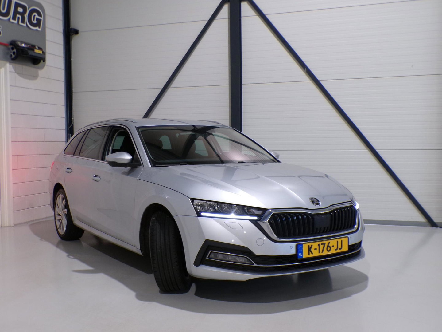 Škoda Octavia Combi 1.0 e-TSI Business Edition Plus "Origineel NL!" Automaat Full-LED Apple-carplay Stoelverwarming Virtual Keyles