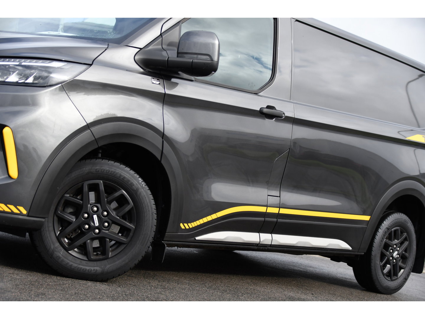 Ford Transit Custom 320 2.0 TDCI L1H1 Trail AWD 4x4 Camera, Cruise, Carplay, B&O, 170pk, LED, Stuurverwarming, Leder, Stoelverwarming, Automaat, Sensoren, Uniek!