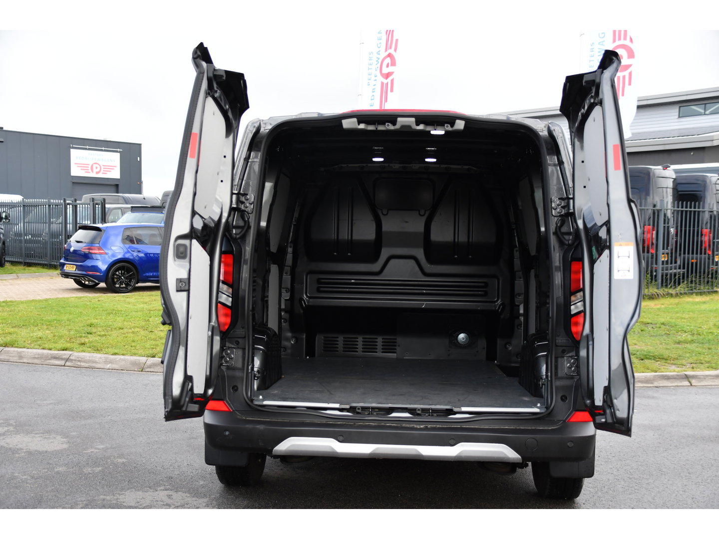 Ford Transit Custom 320 2.0 TDCI L1H1 Trail AWD 4x4 Camera, Cruise, Carplay, B&O, 170pk, LED, Stuurverwarming, Leder, Stoelverwarming, Automaat, Sensoren, Uniek!