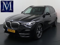BMW X5 - xDrive45e High Executive VAN: 55.900,- VOOR: 51.877,- UW WKVOORDEEL: 4.023,- | HARMAN KARDON| ELEK. TREKHAAK|ELEK. SCHUIF/ KANTELDAK| ACHTERBANK VERWARMING| HEAD-UP DISPLAY| DODE HOEK SENSOR| CAMERA| ACHTERAS BESTURING