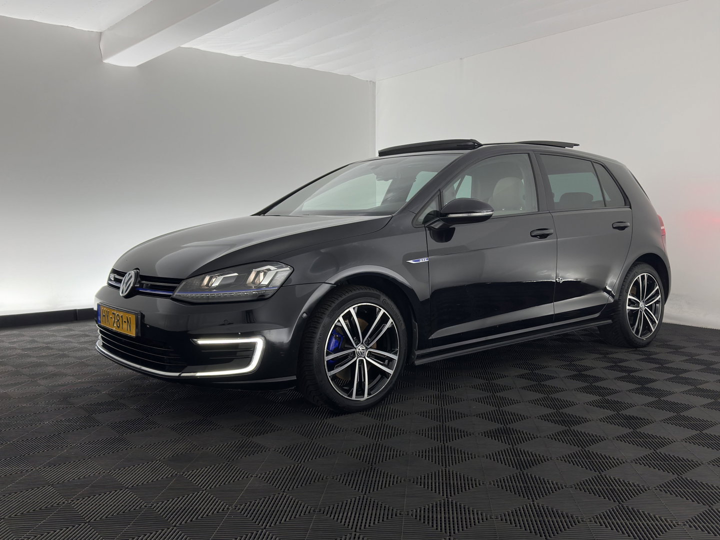 Volkswagen Golf 1.4 TSI GTE Aut. *PANO | LEATHER | FULL-LED | SPORT-SEATS | CAMERA | DAB+ | NAVI-FULLMAP | PRIVACY-GLASS | SHIFT-PADDLES | ECC | PDC | CRUISE | 17''ALU*