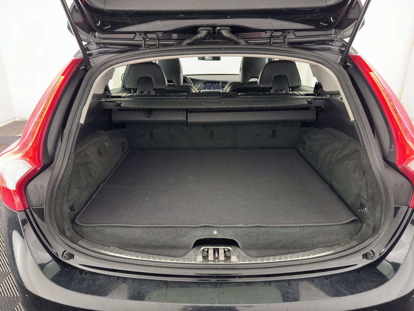 Volvo V60 2.4 D6 AWD Plug-In Hybrid Summum Aut. *LEATHER | XENON | HEATED-COMFORTSEATS | NAVI-FULLMAP | ECC | PDC | CRUISE | 17''ALU | TOWBAR*