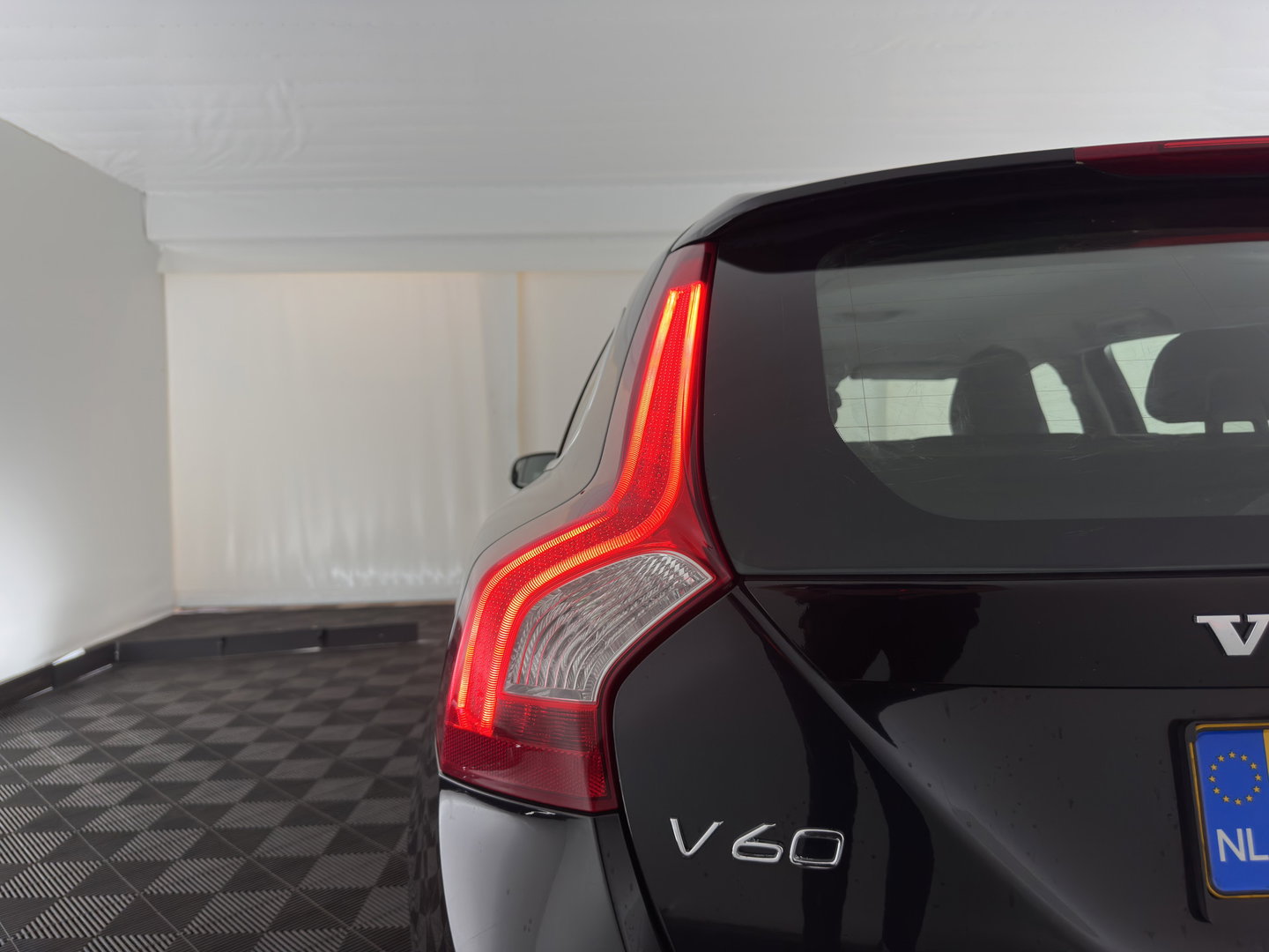 Volvo V60 2.4 D6 AWD Plug-In Hybrid Summum Aut. *LEATHER | XENON | HEATED-COMFORTSEATS | NAVI-FULLMAP | ECC | PDC | CRUISE | 17''ALU | TOWBAR*