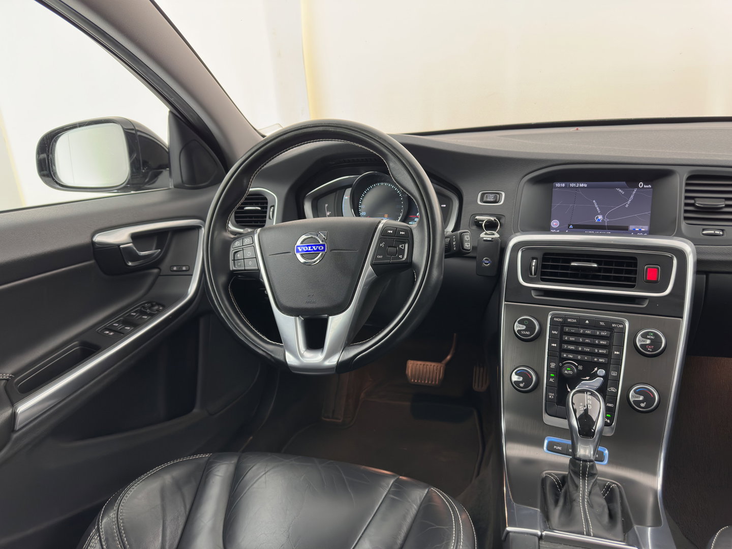 Volvo V60 2.4 D6 AWD Plug-In Hybrid Summum Aut. *LEATHER | XENON | HEATED-COMFORTSEATS | NAVI-FULLMAP | ECC | PDC | CRUISE | 17''ALU | TOWBAR*