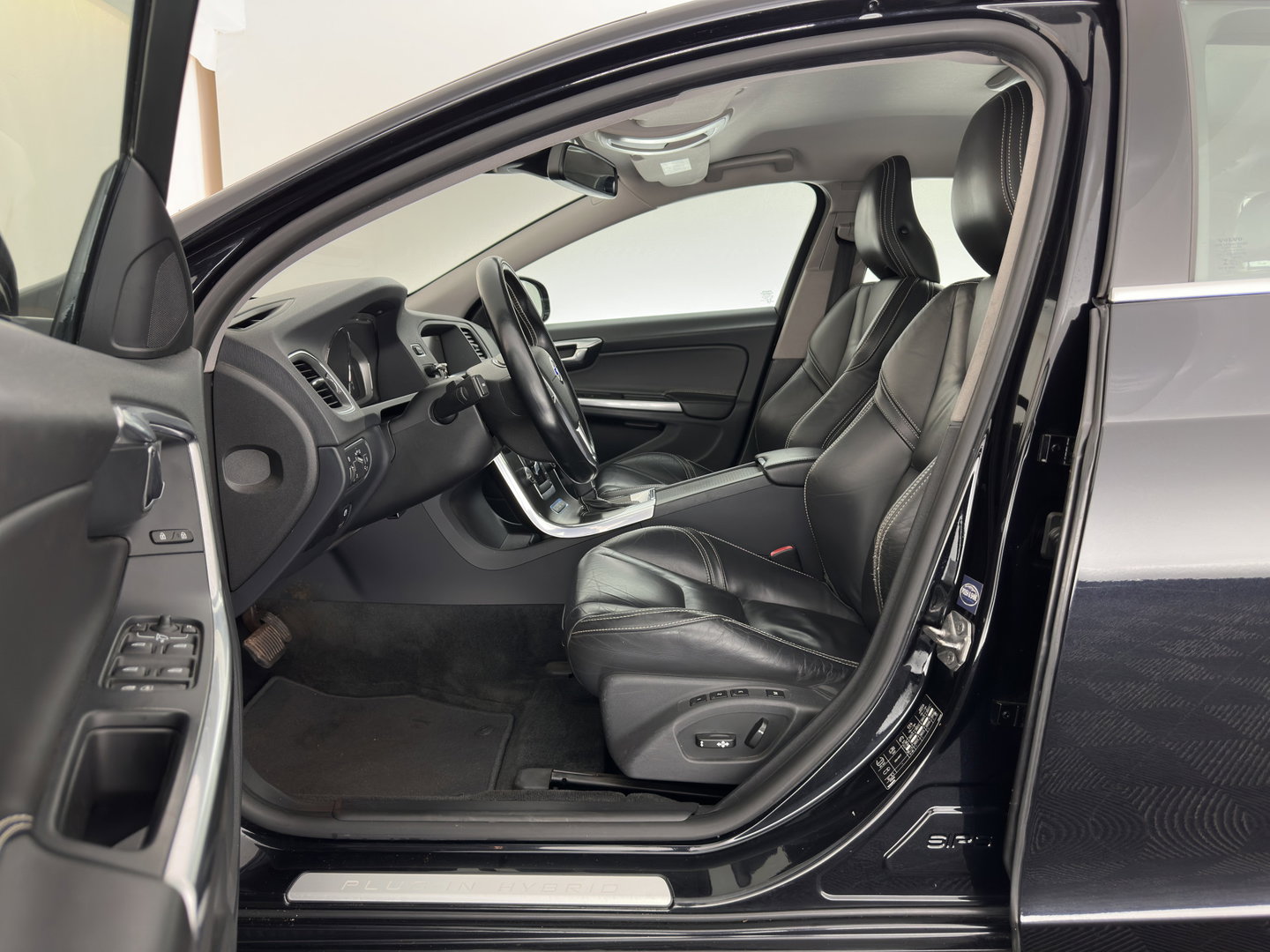 Volvo V60 2.4 D6 AWD Plug-In Hybrid Summum Aut. *LEATHER | XENON | HEATED-COMFORTSEATS | NAVI-FULLMAP | ECC | PDC | CRUISE | 17''ALU | TOWBAR*