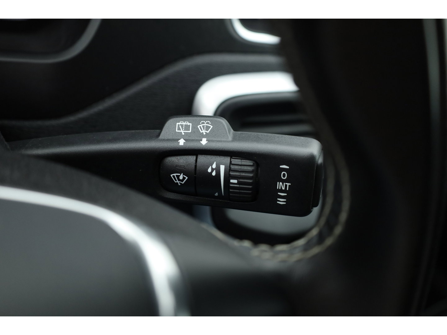 Volvo V40 2.0 T4 R-Design | 190PK | Leer | Panorama-dak | Trekhaak | Camera | Stoelverwarming |