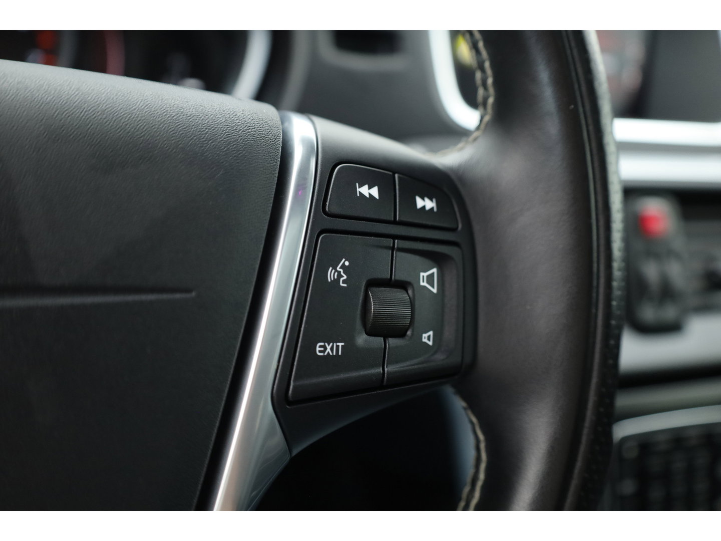 Volvo V40 2.0 T4 R-Design | 190PK | Leer | Panorama-dak | Trekhaak | Camera | Stoelverwarming |
