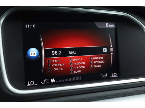 Volvo V40 2.0 T4 R-Design | 190PK | Leer | Panorama-dak | Trekhaak | Camera | Stoelverwarming |