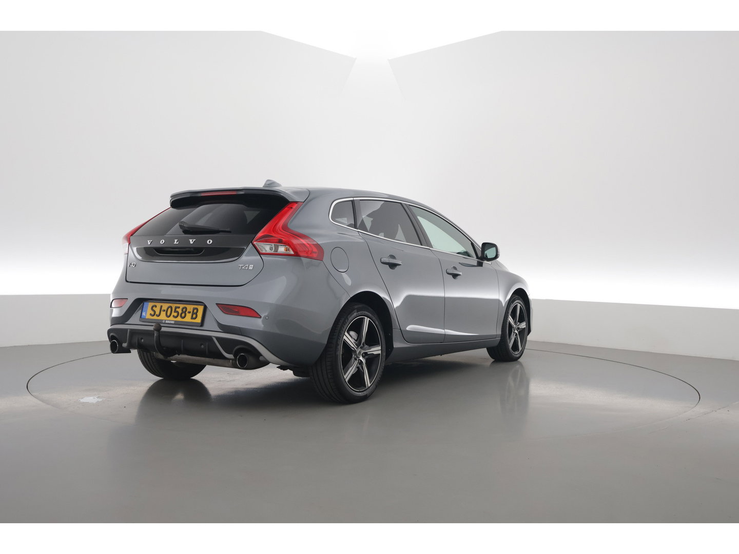 Volvo V40 2.0 T4 R-Design | 190PK | Leer | Panorama-dak | Trekhaak | Camera | Stoelverwarming |