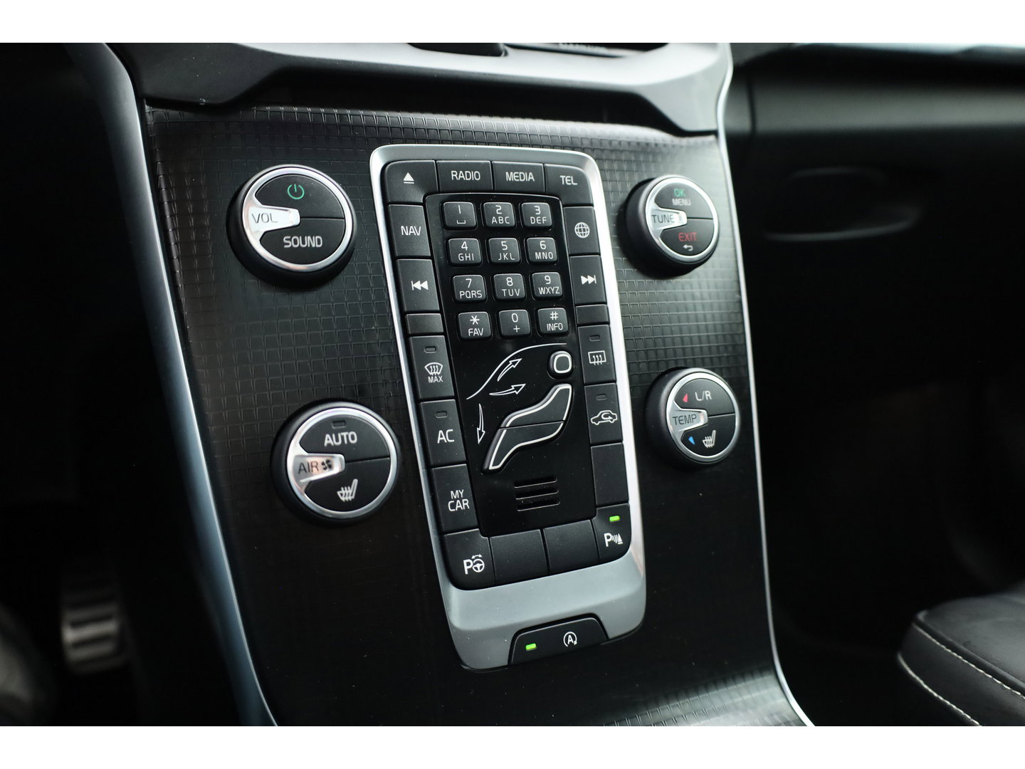 Volvo V40 2.0 T4 R-Design | 190PK | Leer | Panorama-dak | Trekhaak | Camera | Stoelverwarming |