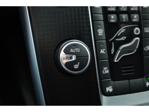 Volvo V40 2.0 T4 R-Design | 190PK | Leer | Panorama-dak | Trekhaak | Camera | Stoelverwarming |