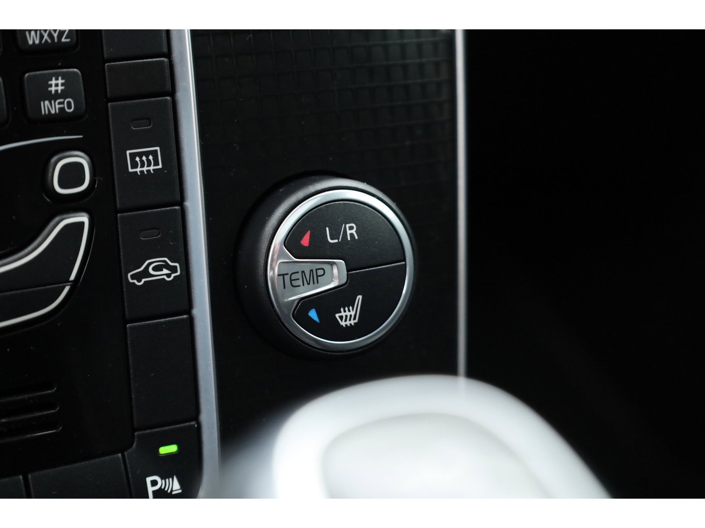Volvo V40 2.0 T4 R-Design | 190PK | Leer | Panorama-dak | Trekhaak | Camera | Stoelverwarming |