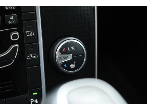 Volvo V40 2.0 T4 R-Design | 190PK | Leer | Panorama-dak | Trekhaak | Camera | Stoelverwarming |