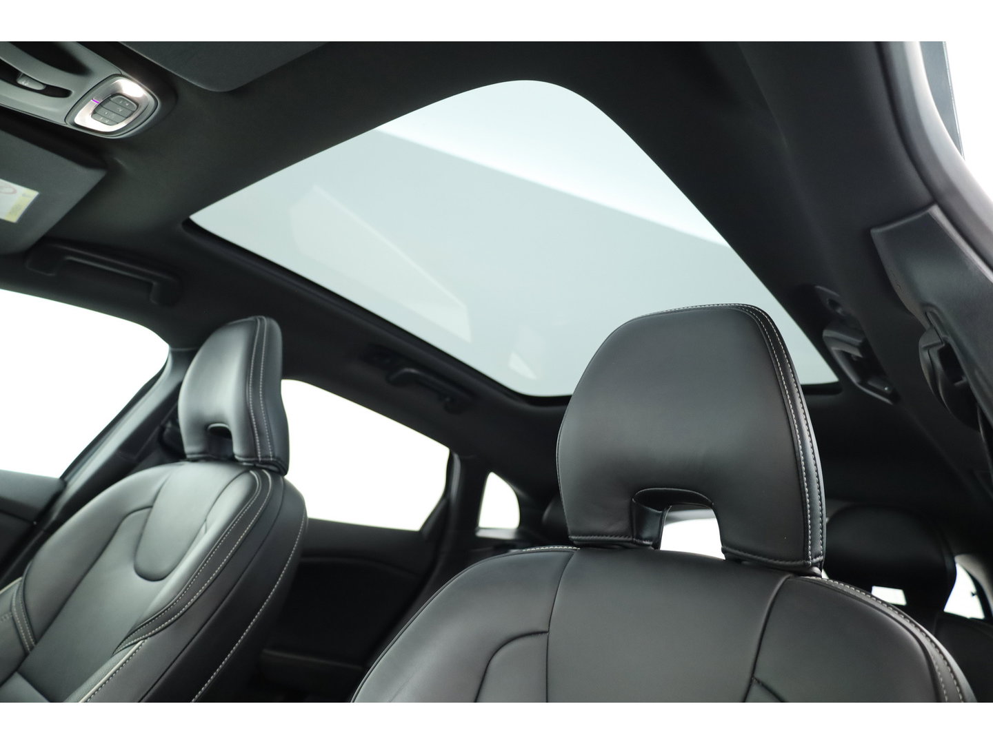 Volvo V40 2.0 T4 R-Design | 190PK | Leer | Panorama-dak | Trekhaak | Camera | Stoelverwarming |