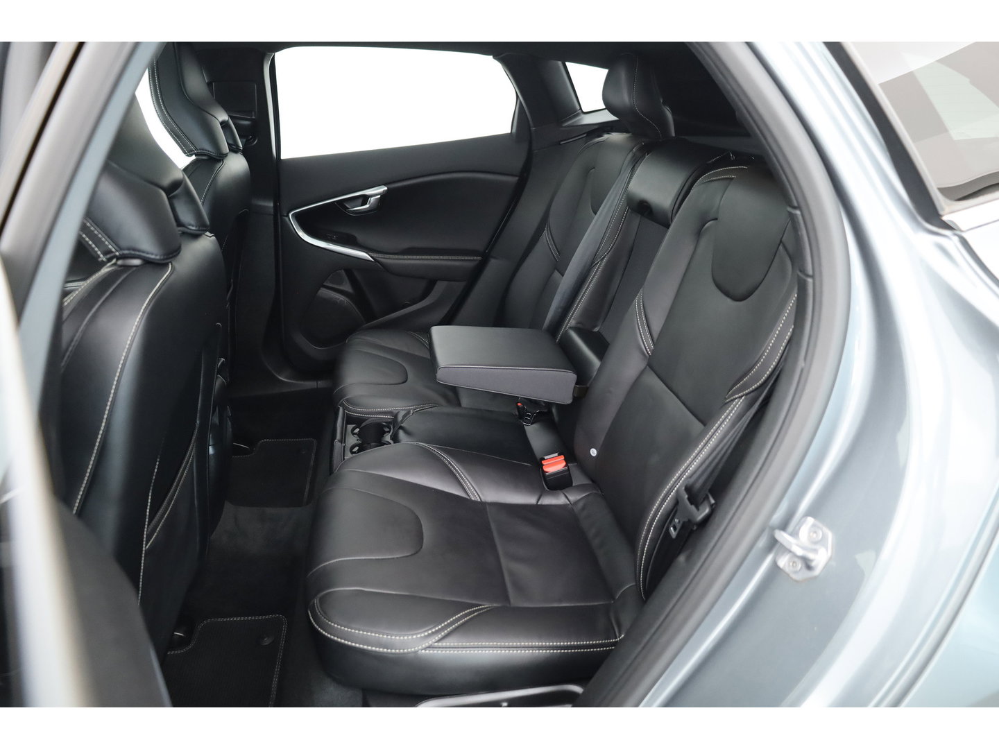 Volvo V40 2.0 T4 R-Design | 190PK | Leer | Panorama-dak | Trekhaak | Camera | Stoelverwarming |