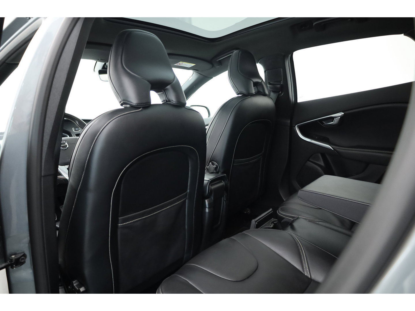 Volvo V40 2.0 T4 R-Design | 190PK | Leer | Panorama-dak | Trekhaak | Camera | Stoelverwarming |