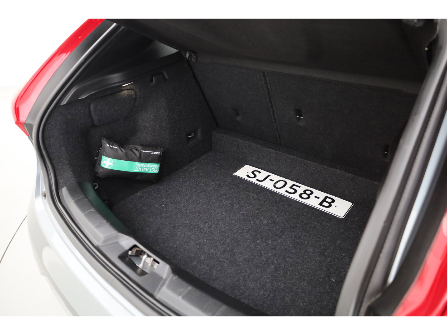 Volvo V40 2.0 T4 R-Design | 190PK | Leer | Panorama-dak | Trekhaak | Camera | Stoelverwarming |