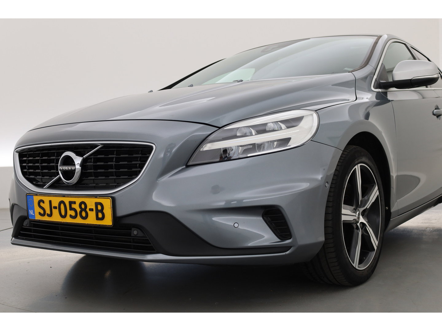 Volvo V40 2.0 T4 R-Design | 190PK | Leer | Panorama-dak | Trekhaak | Camera | Stoelverwarming |