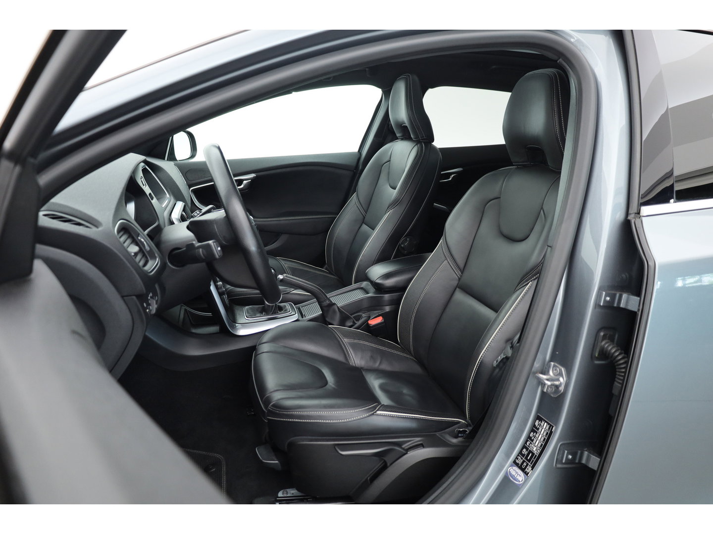 Volvo V40 2.0 T4 R-Design | 190PK | Leer | Panorama-dak | Trekhaak | Camera | Stoelverwarming |