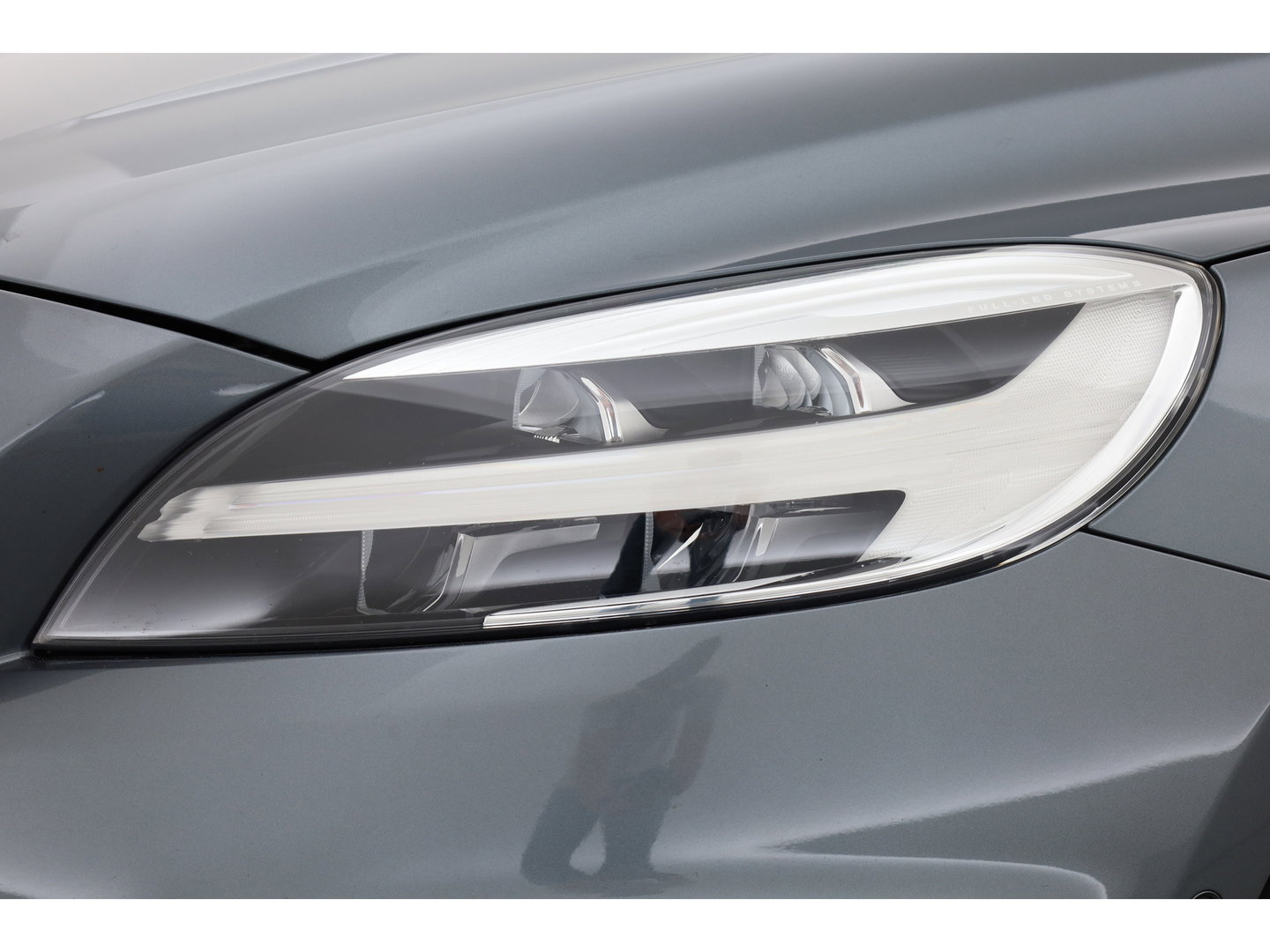 Volvo V40 2.0 T4 R-Design | 190PK | Leer | Panorama-dak | Trekhaak | Camera | Stoelverwarming |