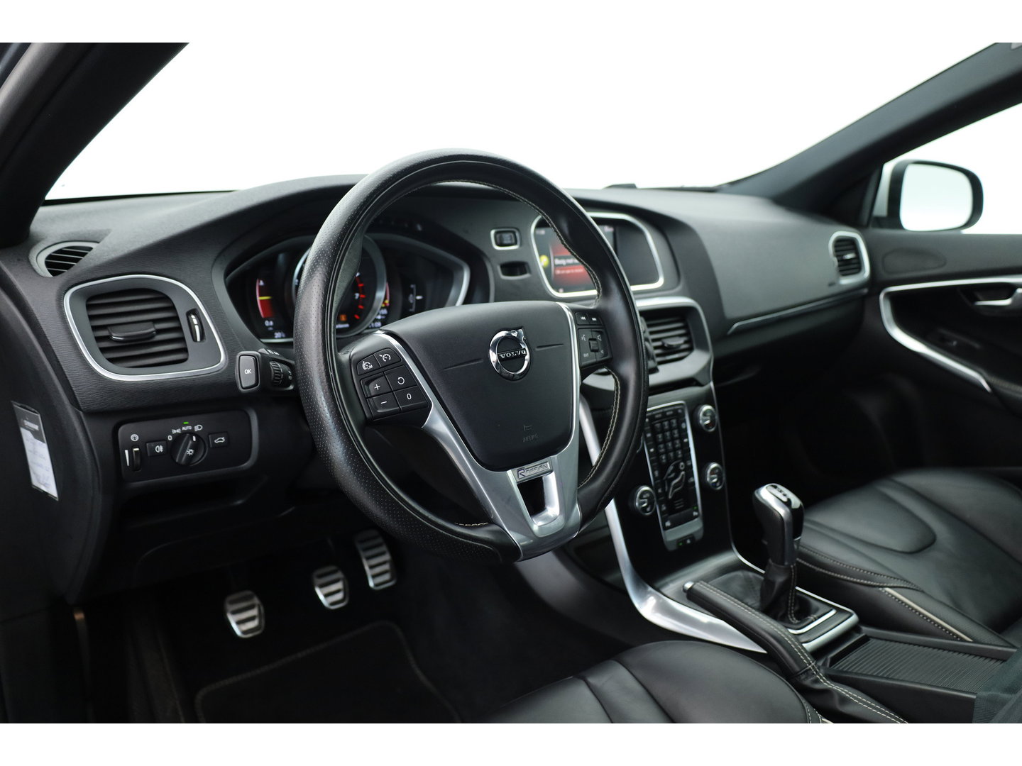 Volvo V40 2.0 T4 R-Design | 190PK | Leer | Panorama-dak | Trekhaak | Camera | Stoelverwarming |