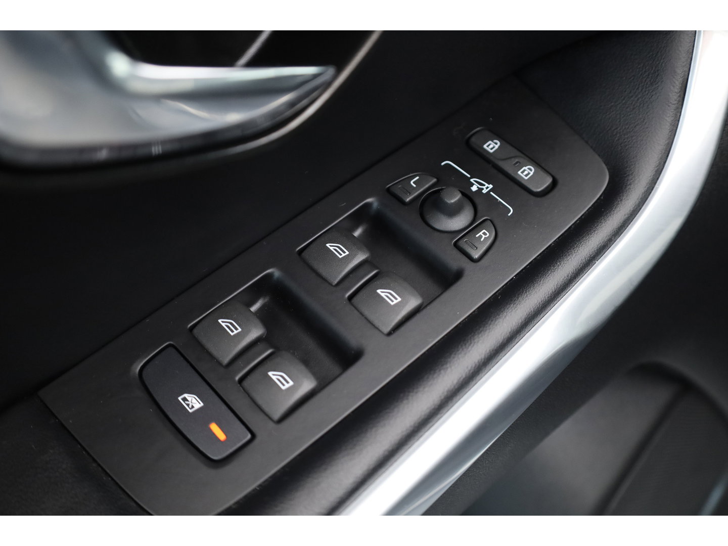 Volvo V40 2.0 T4 R-Design | 190PK | Leer | Panorama-dak | Trekhaak | Camera | Stoelverwarming |