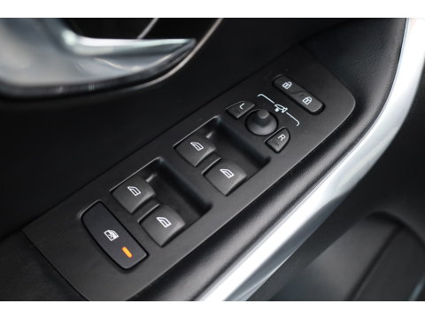Volvo V40 2.0 T4 R-Design | 190PK | Leer | Panorama-dak | Trekhaak | Camera | Stoelverwarming |