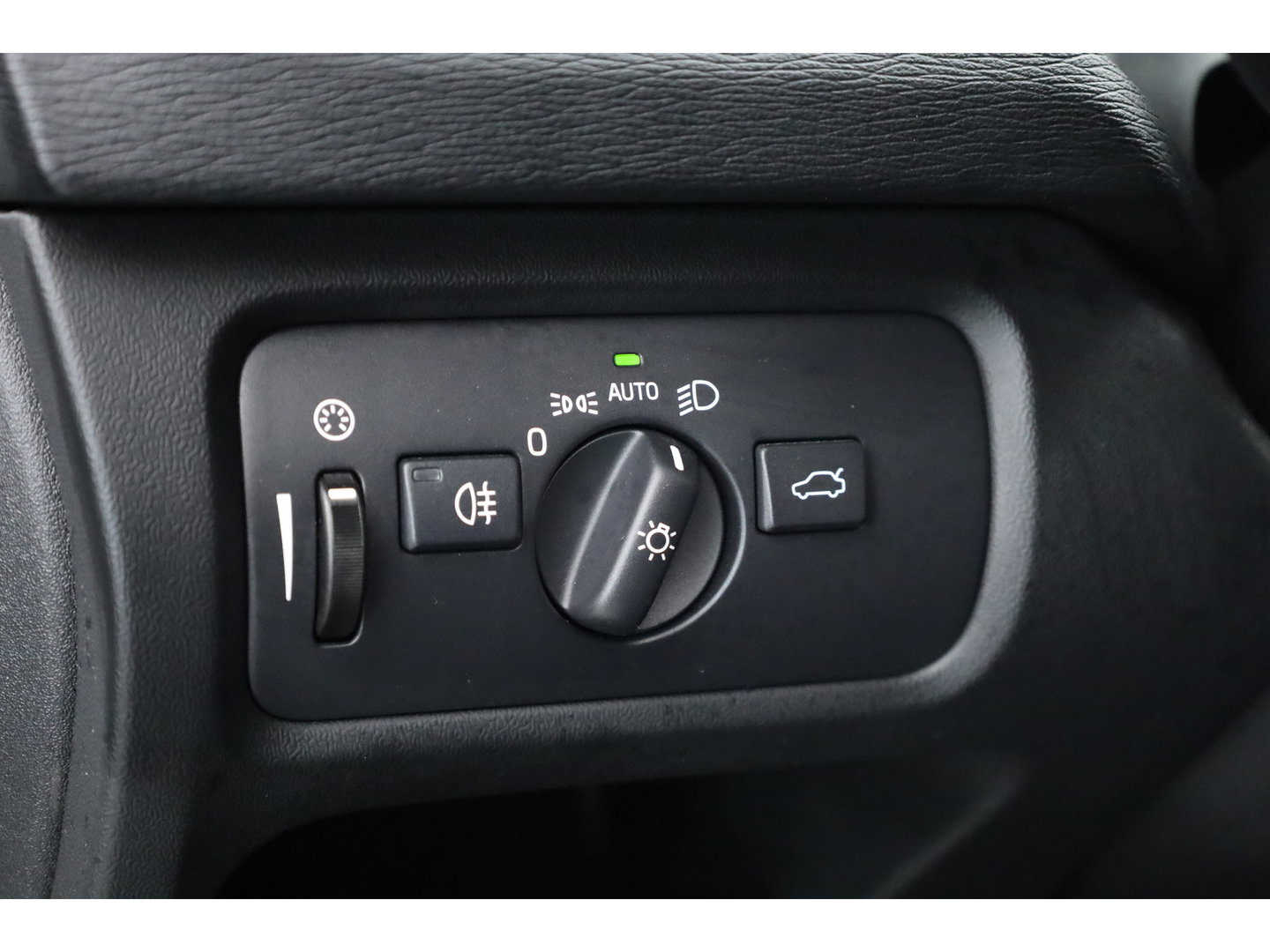 Volvo V40 2.0 T4 R-Design | 190PK | Leer | Panorama-dak | Trekhaak | Camera | Stoelverwarming |